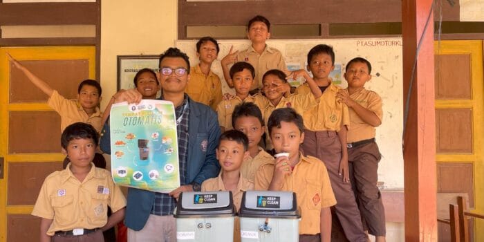Perkenalkan Teknologi Tempat Sampah, Mahasiswa KKN UNDIP Lakukan Edukasi Kebersihan dan Teknologi di SDN 02 Jogoprayan