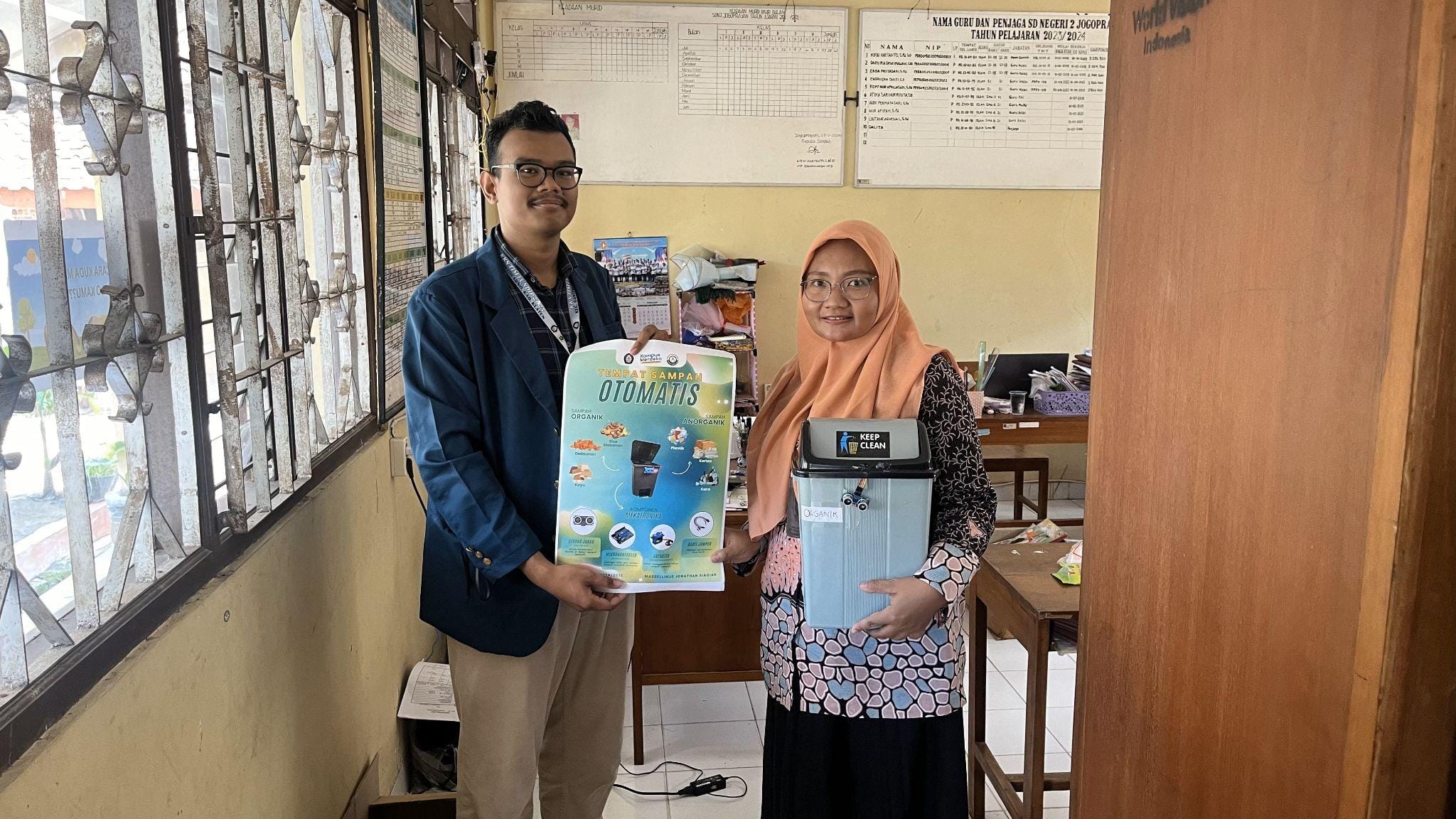 Perkenalkan Teknologi Tempat Sampah, Mahasiswa KKN UNDIP Lakukan Edukasi Kebersihan dan Teknologi di SDN 02 Jogoprayan Perkenalkan Teknologi Tempat Sampah, Mahasiswa KKN UNDIP Lakukan Edukasi Kebersihan dan Teknologi di SDN 02 Jogoprayan