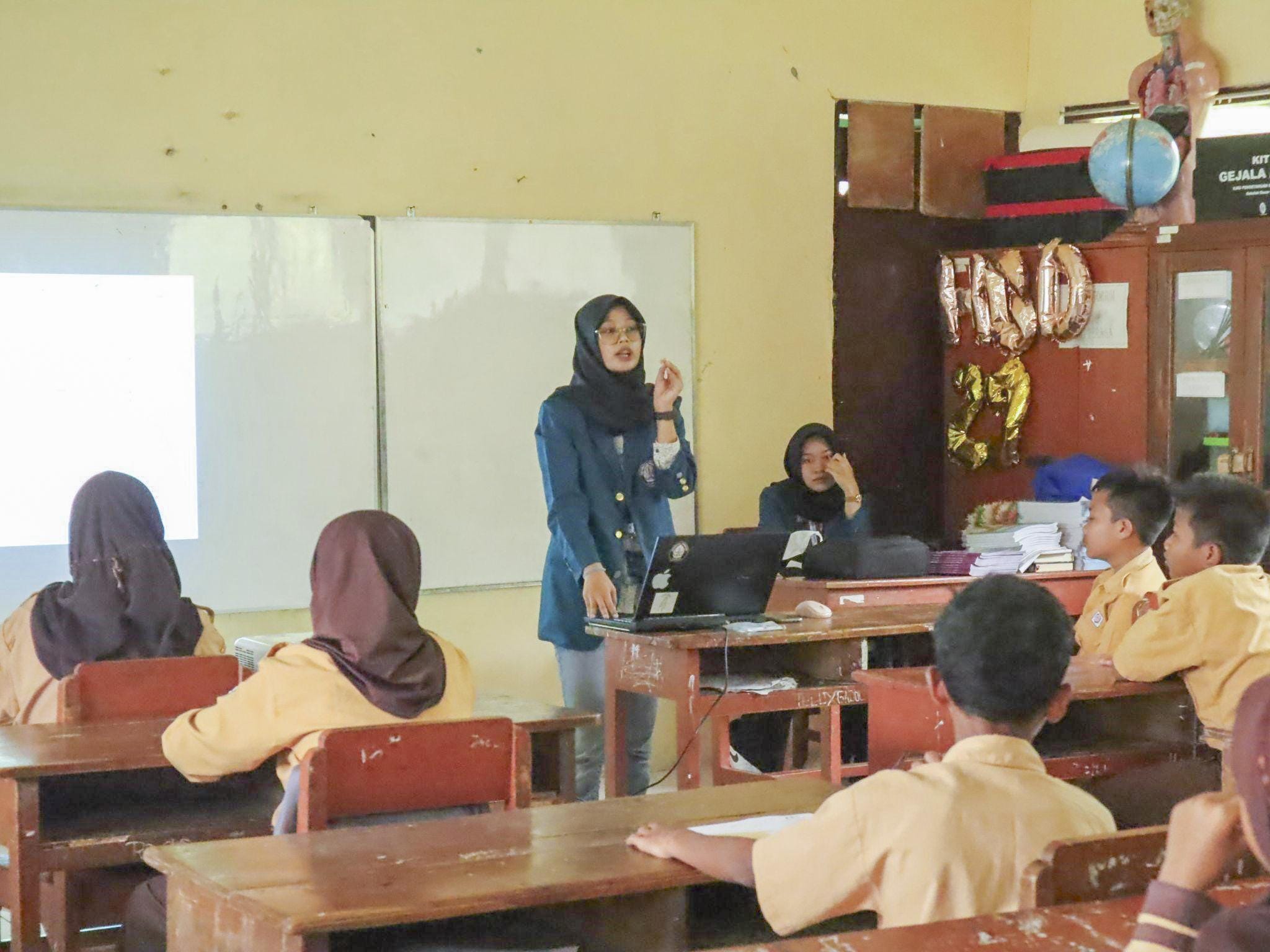 Tingkatkan Literasi Geografi, Mahasiswa KKN Undip Ajak Siswa SD Eksplorasi Dunia dengan Membaca Peta Tingkatkan Literasi Geografi, Mahasiswa KKN Undip Ajak Siswa SD Eksplorasi Dunia dengan Membaca Peta