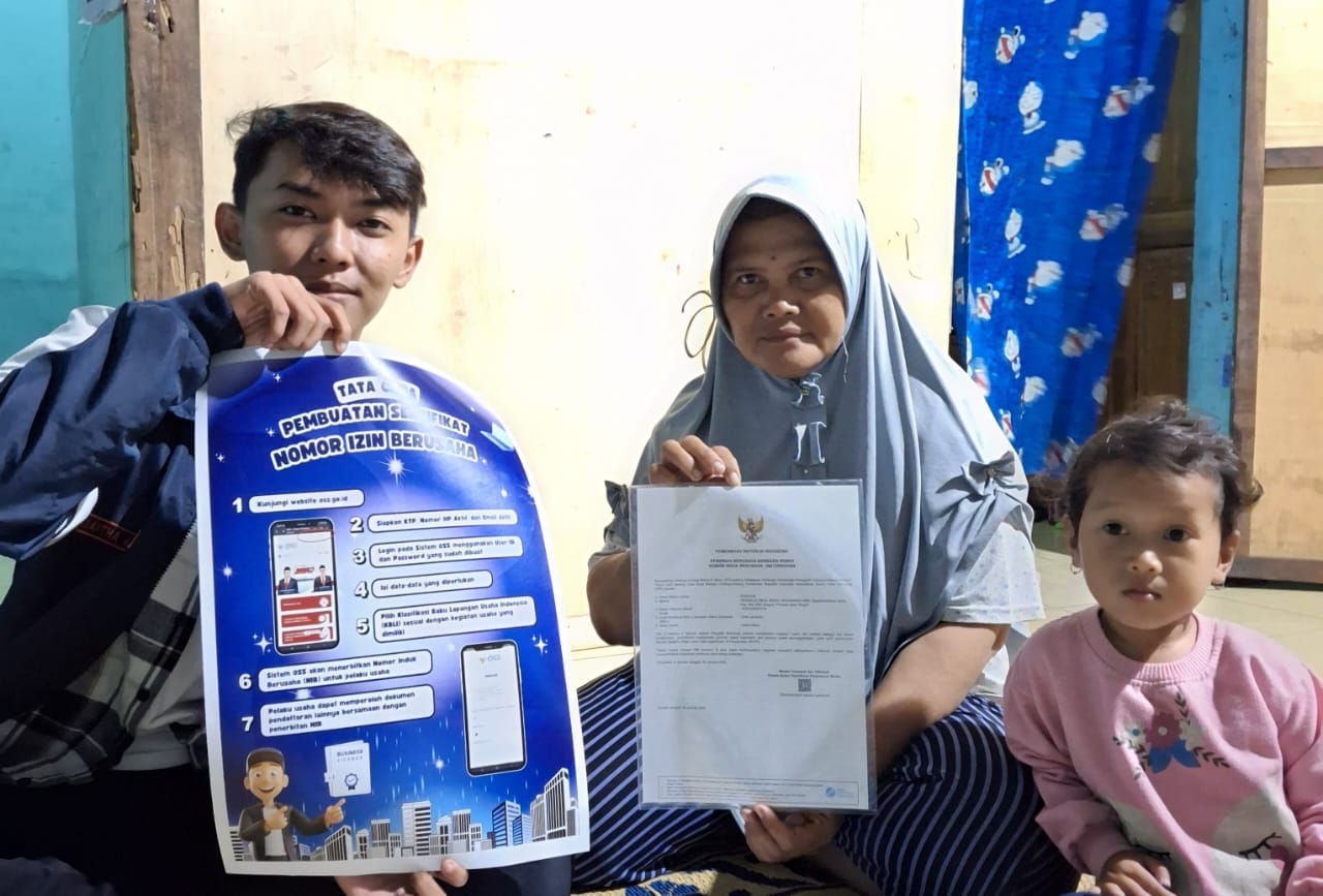 Mahasiswa KKN Undip Bantu UMKM Keripik Pisang Bu Poniyem Dapatkan Sertifikat NIB Mahasiswa KKN Undip Bantu UMKM Keripik Pisang Bu Poniyem Dapatkan Sertifikat NIB