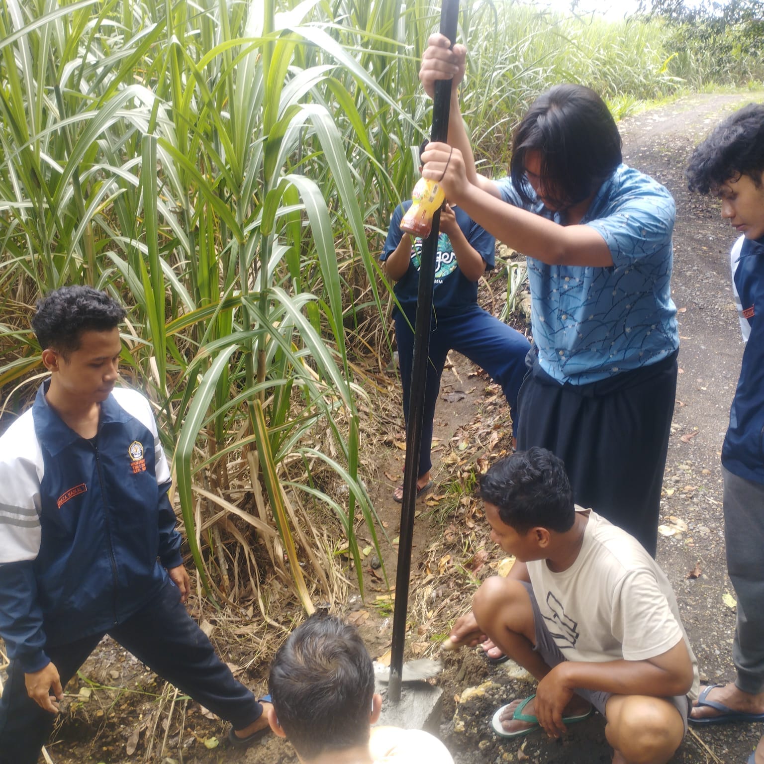 Mahasiswa KKN UNDIP Lakukan Instalasi Penerangan Jalan Umum Berbasis Panel Surya di Desa Jeruk