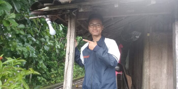 Mahasiswa KKN UNDIP Lakukan Pemasangan Fitting Lampu dengan Sensor Cahaya di Desa Jeruk