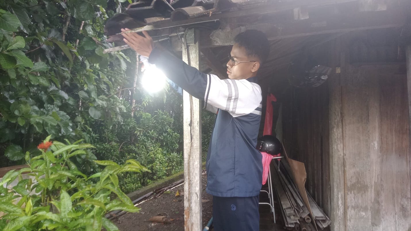 Mahasiswa KKN UNDIP Lakukan Pemasangan Fitting Lampu dengan Sensor Cahaya di Desa Jeruk