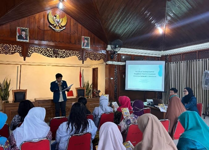 Mahasiswa KKN UNDIP Lakukan Edukasi Mengenai Media Layanan Pengaduan Berbasis E-Government di Kelurahan Kepatihan Wetan Mahasiswa KKN UNDIP Lakukan Edukasi Mengenai Media Layanan Pengaduan Berbasis E-Government di Kelurahan Kepatihan Wetan