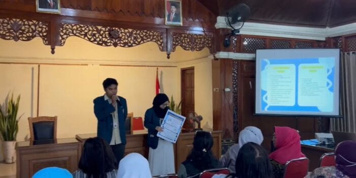 Mahasiswa KKN UNDIP Lakukan Edukasi dan Himbauan Bahaya Informasi Hoax di Kelurahan Kepatihan Wetan