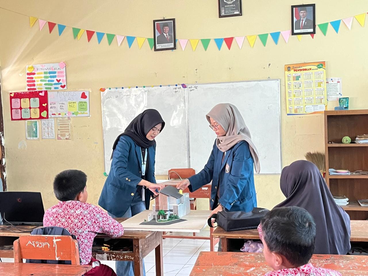 Mahasiswa KKN UNDIP Kenalkan Dasar Desain Arsitektur pada Anak SD Melalui Kegiatan Edukatif dan Interaktif Mahasiswa KKN UNDIP Kenalkan Dasar Desain Arsitektur pada Anak SD Melalui Kegiatan Edukatif dan Interaktif