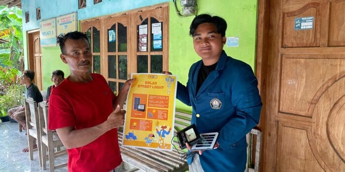 Mahasiswa KKN UNDIP Ciptakan Lampu Jalan Solar Cell Otomatis untuk Desa Gentan, Klaten