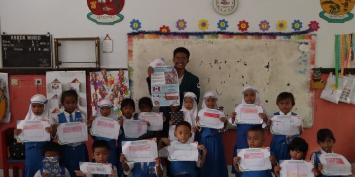 Kenalkan dengan Dunia Internasional, Mahasiswa KKN UNDIP Ajak Anak TK Pertiwi Desa Gentan Mengenal Bendera Dunia