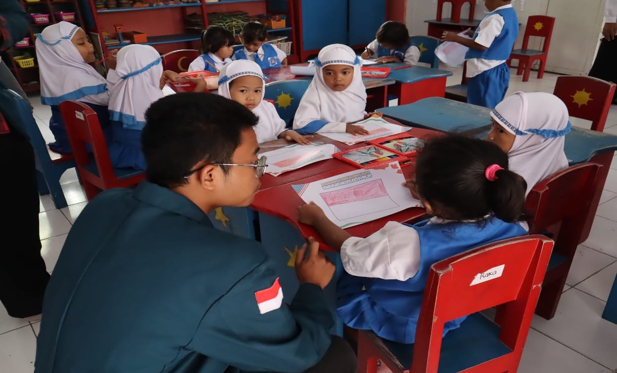 Kenalkan dengan Dunia Internasional, Mahasiswa KKN UNDIP Ajak Anak TK Pertiwi Desa Gentan Mengenal Bendera Dunia