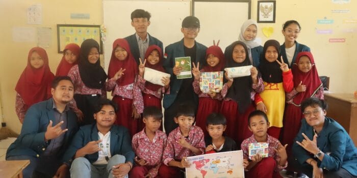 Mahasiswa KKN UNDIP Kenalkan Dunia Internasional kepada Siswa SDN 1 Gentan