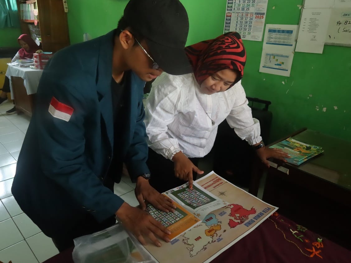 Mahasiswa KKN UNDIP Kenalkan Dunia Internasional kepada Siswa SDN 1 Gentan