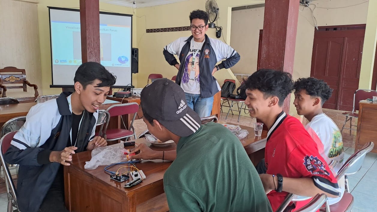 Wujudkan Desa Panekan yang Aman, Mahasiswa KKN UNDIP Latih Anggota Karang Taruna terkait Kebakaran yang Disebabkan oleh Listrik Wujudkan Desa Panekan yang Aman, Mahasiswa KKN UNDIP Latih Anggota Karang Taruna terkait Kebakaran yang Disebabkan oleh Listrik