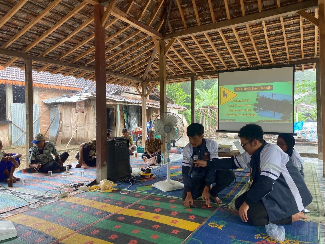 Bantu Kesiapsiagaan Mitigasi Bencana Banjir, Mahasiswa KKN UNDIP Adakan Workshop K3 Listrik pada Warga Dusun Kwangsan, Desa Panekan