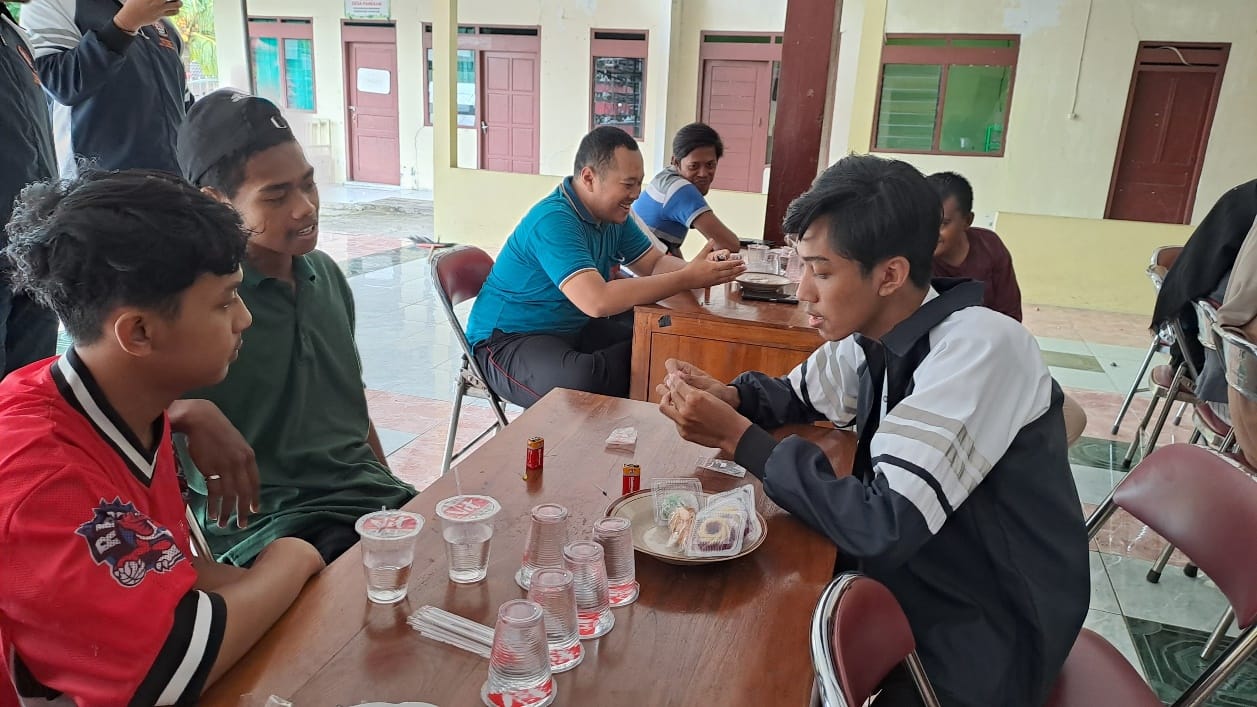 Tingkatkan Kompetensi Pemuda, Mahasiswa KKN UNDIP Latih Karang Taruna Desa Panekan terkait Dasar Elektronika