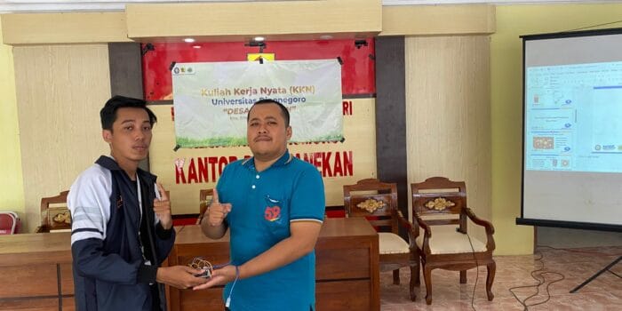 Wujudkan Kampung Sehat, Mahasiswa KKN UNDIP Latih Warga Desa Panekan terkait Penghematan Listrik dengan Memanfaatkan Timer