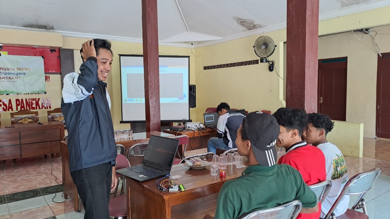 Wujudkan Kampung Sehat, Mahasiswa KKN UNDIP Latih Warga Desa Panekan terkait Penghematan Listrik dengan Memanfaatkan Timer