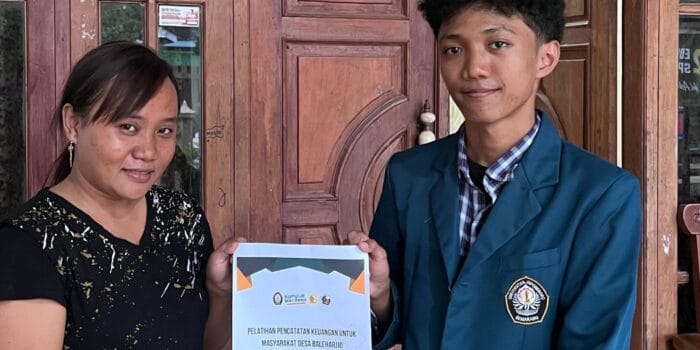 Mahasiswa KKN UNDIP Berikan Pelatihan Pencatatan Keuangan Laporan Arus Kas untuk UMKM Kelontong