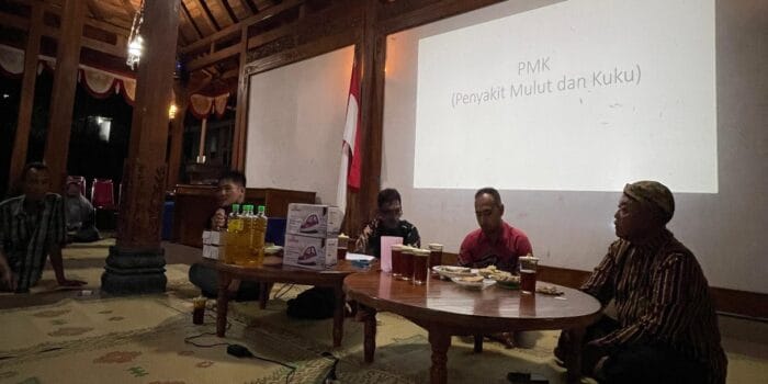 Mahasiswa KKN Undip Lakukan Pemberdayaan Masyarakat Mengenai Pengenalan Ciri-Ciri Penyakit PMK pada Ternak yang Terjangkit di Desa Jangglengan
