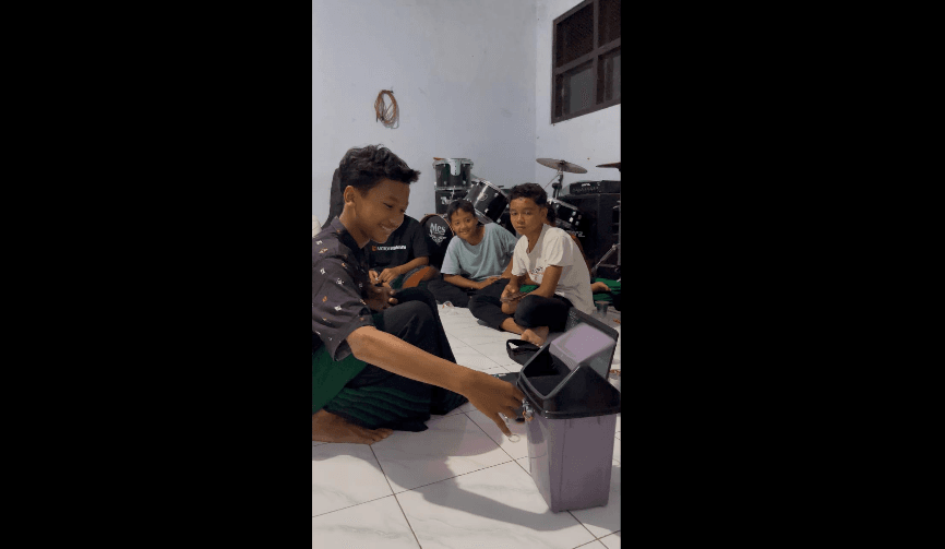 Mahasiswa KKN UNDIP Adakan Pelatihan Pembuatan dan Penggunaan Tempat Sampah Otomatis berbasis Arduino Uno Mahasiswa KKN UNDIP Adakan Pelatihan Pembuatan dan Penggunaan Tempat Sampah Otomatis berbasis Arduino Uno