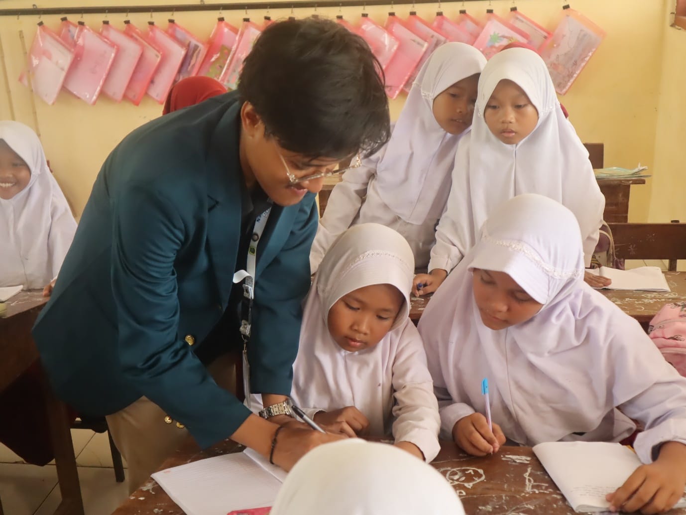 Cegah Kebiasaan Boros Sejak Dini, Mahasiswa KKN UNDIP Ajarkan Literasi Keuangan kepada Siswa SD Negeri 1 Gentan Cegah Kebiasaan Boros Sejak Dini, Mahasiswa KKN UNDIP Ajarkan Literasi Keuangan kepada Siswa SD Negeri 1 Gentan