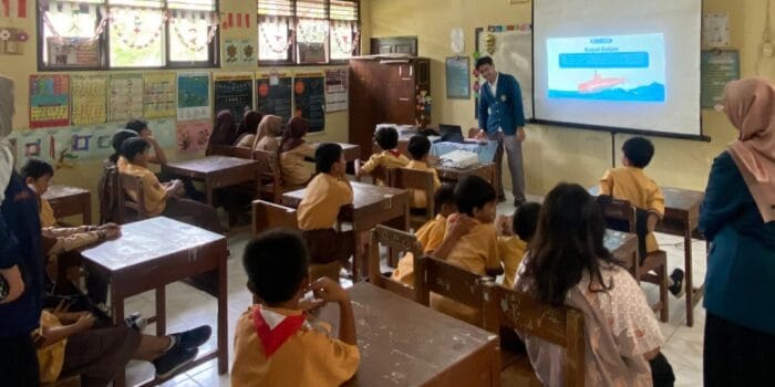 Mengenalkan Dunia Kemaritiman: Mahasiswa KKN UNDIP Edukasi Siswa SDN 1 Jangglengan