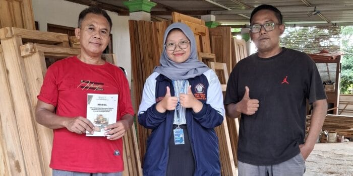 Mahasiswa KKN UNDIP Edukasi Pengoptimalan Packaging untuk Meningkatkan Keunggulan dan Pemasaran Produk Mebel