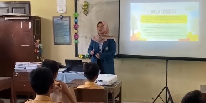 Mahasiswa KKN UNDIP Edukasi Green Logistic dan Kreativitas Pemanfaatan Limbah Plastik untuk Generasi Muda