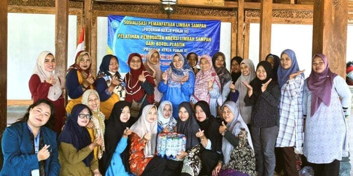 Mahasiswa KKN UNDIP Adakan Pelatihan Pemanfaatan Limbah Plastik melalui Ecobrick