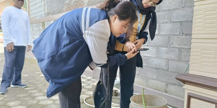 Mahasiswa KKN UNDIP Bantu Tanamkan Kesadaran Lingkungan, Berikan Tempat Sampah ke SD Jangglengan