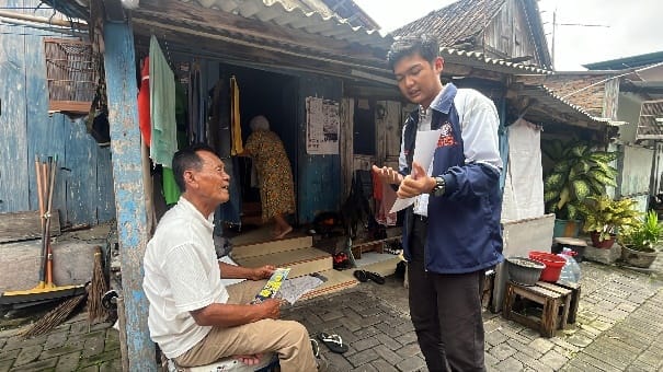 Mahasiswa KKN UNDIP Lakukan Edukasi Secara Door To Door Mengenai Cara Mengganti Oli Motor Secara Mandiri