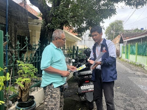 Mahasiswa KKN UNDIP Lakukan Edukasi Secara Door To Door Mengenai Cara Mengganti Oli Motor Secara Mandiri