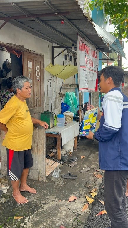 Mahasiswa KKN UNDIP Lakukan Edukasi Secara Door To Door Mengenai Cara Mengganti Oli Motor Secara Mandiri