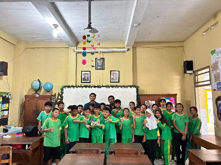 KKN Teknik Mesin UNDIP di SDN Kepatihan: Siswa Kelas 6 Belajar Energi Terbarukan Lewat Praktik Panel Surya Sederhana!