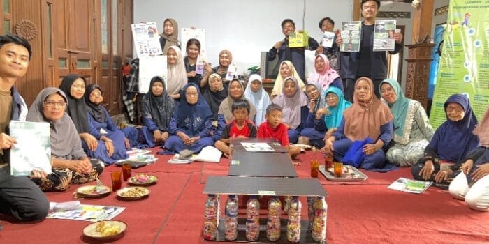 Mahasiswa KKN Undip Edukasi Pemanfaatan Sampah Plastik Menjadi Ecobrick dan Pendaftaran Usaha pada Google Maps Di Desa Delangan, Sukoharjo