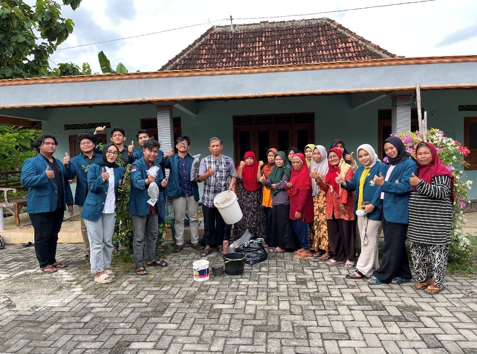 Efisiensi Pakan Ternak, Mahasiswa KKN UNDIP Gelar Pelatihan Pembuatan “Silase” dari Jerami Pagi dan Jagung untuk Peternak dan Kelompok Tani di Desa Pojok, Sukoharjo