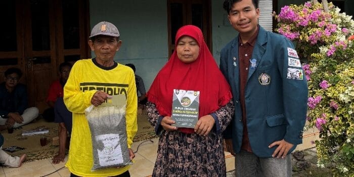 Mahasiswa Peternakan UNDIP Lakukan Pembuatan Pupuk Organik dari Limbah Peternakan melalui Feses Sapi Potong di Desa Pojok, Sukoharjo