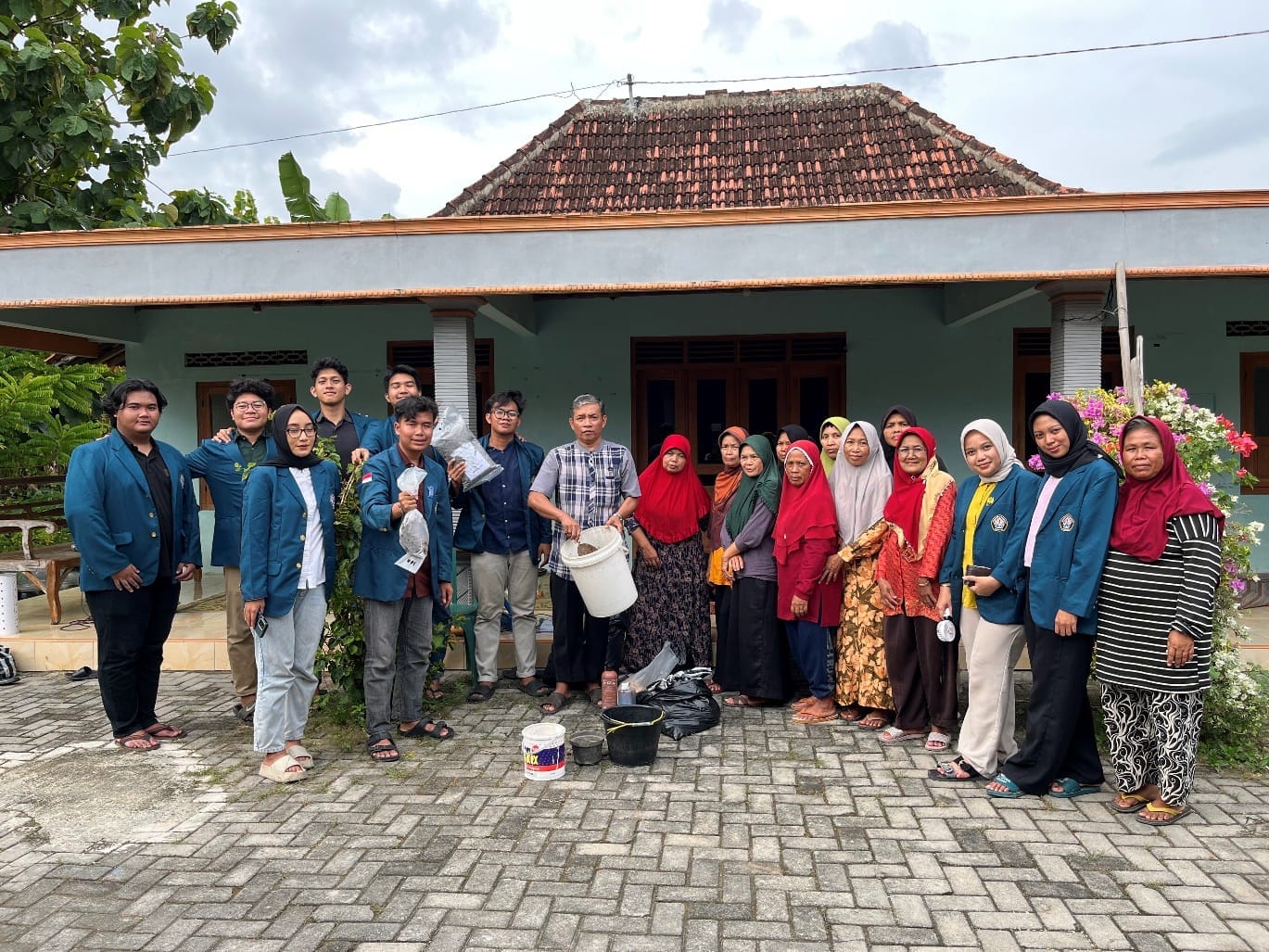 Mahasiswa Peternakan UNDIP Lakukan Pembuatan Pupuk Organik dari Limbah Peternakan melalui Feses Sapi Potong di Desa Pojok, Sukoharjo