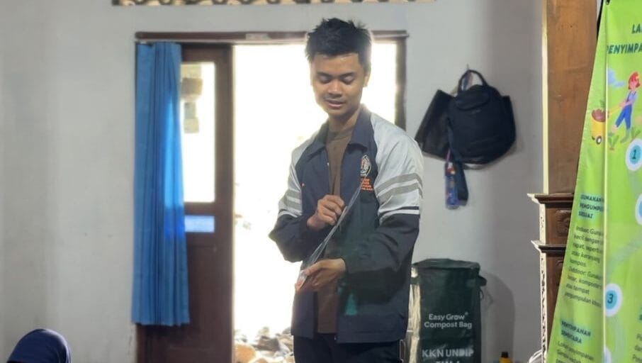 Mahasiswa KKN UNDIP Kampanyekan Larangan Membuang Sampah Sembarangan dan Sanksi Hukumnya kepada Masyarakat Desa Dalangan Mahasiswa KKN UNDIP Kampanyekan Larangan Membuang Sampah Sembarangan dan Sanksi Hukumnya kepada Masyarakat Desa Dalangan