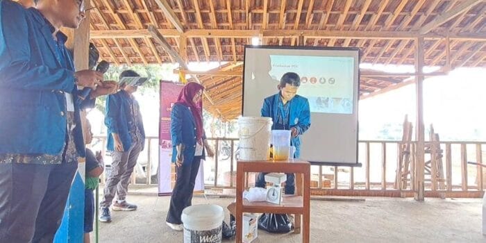 Mahasiswa KKN Undip Edukasi mengenai Manajemen Infeksi dan Kebersihan Lingkungan Kerja dalam Pengolahan Limbah Feses Kambing