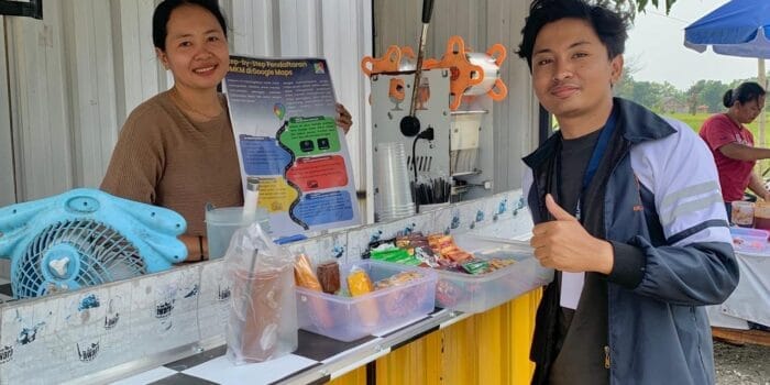 Tingkatkan Brand Awareness pada UMKM, Mahasiswa KKN UNDP Dampingi Penggunaan Google Maps untuk Pelaku Usaha di Desa Jati