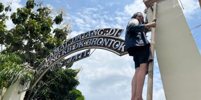 Bantu Penerangan dan sebagai Media Pembelajaran, Mahasiswa KKN UNDIP Lakukan Pemasangan Lampu Bertenaga Surya Sederhana