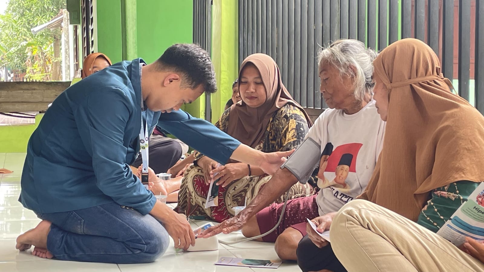 Cegah dan Kendalikan Hipertensi, Mahasiswa KKN UNDIP Edukasi Pencegahan Penyakit Hipertensi dan Cek Tensi pada Ibu-Ibu RW 01 Desa Karangturi 