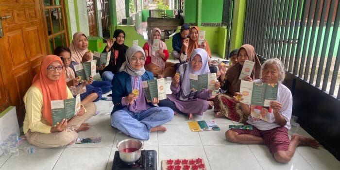 Optimalkan Limbah Rumah Tangga, Mahasiswa KKN UNDIP Kenalkan Pengolahan Minyak Jelantah Menjadi Lilin Aromaterapi