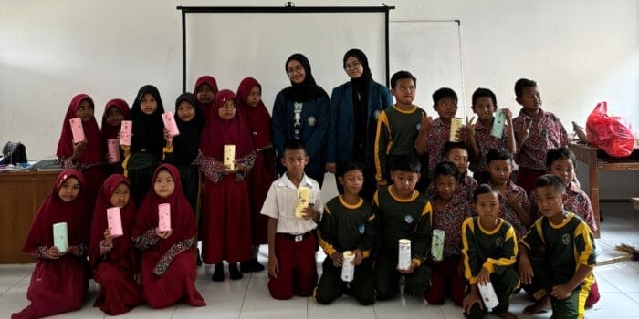 Edukasi Kreatif! Mahasiswa KKN UNDIP Gelar Mini Workshop Pembuatan Celengan dari Bahan Bekas untuk Anak SD
