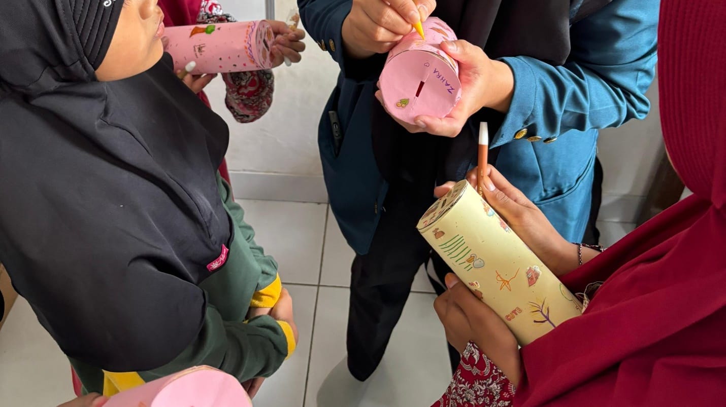 Edukasi Kreatif! Mahasiswa KKN UNDIP Gelar Mini Workshop Pembuatan Celengan dari Bahan Bekas untuk Anak SD Edukasi Kreatif! Mahasiswa KKN UNDIP Gelar Mini Workshop Pembuatan Celengan dari Bahan Bekas untuk Anak SD