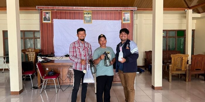 Mahasiswa KKN UNDIP Dampingi Peternak Desa Hadiluwih lewat Pengenalan Desinfeksi Kandang dengan Cairan Wipol 