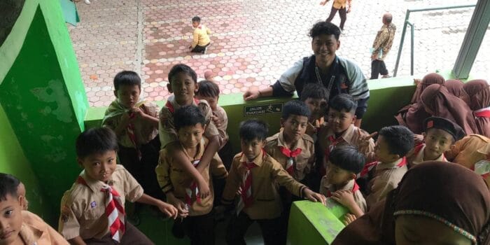 Pendampingan Pemasangan Tanda Jalur Evakuasi pada Bangunan Sekolah di Desa Hadiluwih: Mahasiswa KKN Teknik Geodesi Berperan dalam Mitigasi Bencana