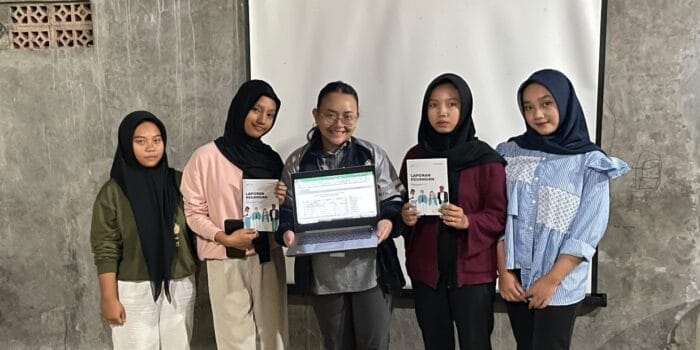 Kuasai Pencatatan Keuangan, Mahasiswa KKN UNDIP Edukasi Karang Taruna Dukuh Jetak Tingkatkan Keterampilan Administrasi