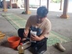 Mahasiswa KKN UNDIP Membersamai Masyarakat dalam Pembuatan dan Pemberian Multivitamin dan Mineral Blok untuk Ternak Desa Hadiluwih