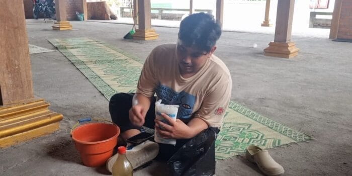 Mahasiswa KKN UNDIP Membersamai Masyarakat dalam Pembuatan dan Pemberian Multivitamin dan Mineral Blok untuk Ternak Desa Hadiluwih